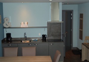 Relax wonderfully, and into an apartment with a view of the slopes/mountains.