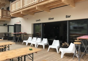 Relax wonderfully, and into an apartment with a view of the slopes/mountains.