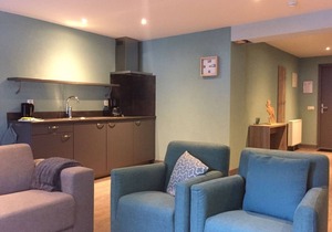 Relax wonderfully and into an apartment with a view of the slopes/mountains.