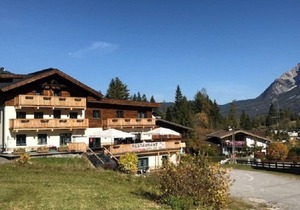 Relax wonderfully and into an apartment with a view of the slopes/mountains.