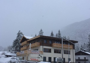 Relax wonderfully and into an apartment with a view of the slopes/mountains.