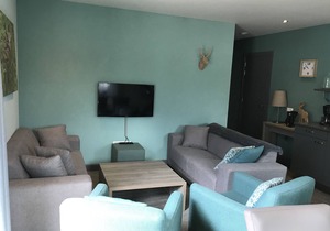 Relax wonderfully, and into an apartment with a view of the slopes/mountains.
