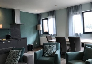 Relax wonderfully, and into an apartment with a view of the slopes/mountains.
