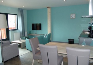 Relax wonderfully, and into an apartment with a view of the slopes/mountains.