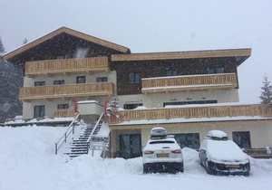 Relax wonderfully, and into an apartment with a view of the slopes/mountains.