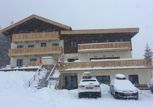 Relax wonderfully and into an apartment with a view of the slopes/mountains.