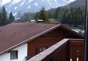 Relax wonderfully and into an apartment with a view of the slopes/mountains.