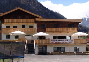 Relax wonderfully, and into an apartment with a view of the slopes/mountains.