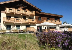 Relax wonderfully, and into an apartment with a view of the slopes/mountains.