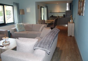Relax wonderfully, and into an apartment with a view of the slopes/mountains.