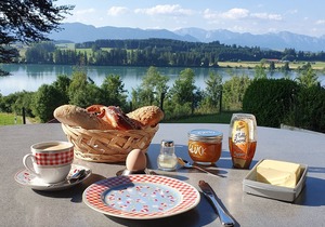Relaxation and adventure at Lake Lechsee: book the Hochbergle vacation village!
