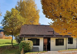 Relaxation and adventure at Lake Lechsee: book the Hochbergle vacation village!