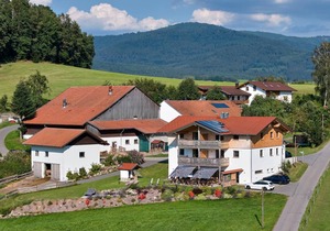 Tasteful apartment (62sqm) with south-facing balcony and view of the farm garden