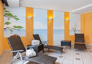 Top floor apartment with sunny balcony and beautiful view of Lake Schloon -