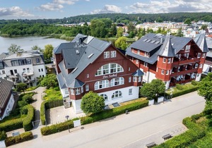 Top floor apartment with sunny balcony and beautiful view of Lake Schloon -