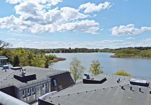 Top-floor apartment in a prime beach location with a view of the beautiful Schloonsee lake