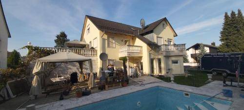 Vohburg an der Donau Bed & Breakfast | 180 m² Bed and breakfast ∙ 8 bedrooms ∙ 19 guests