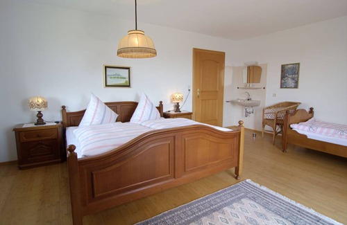 Breitbrunn a. Chiemsee Apartment | 70 m² Apartment ∙ 2 bedrooms ∙ 5 guests