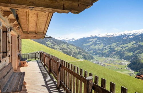 Hippach Ski Chalet | 90 m² Chalet ∙ 2 bedrooms ∙ 4 guests