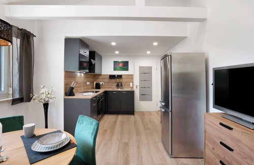 Munchen District Apartment | "Antilope" holiday flat in Würmtal with terrace, Wi-Fi and air conditioning