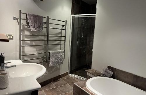 Fernhill House | Aspen View - Queen