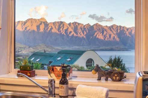 Fernhill House | Awesomely Lakeview Queenstown Home