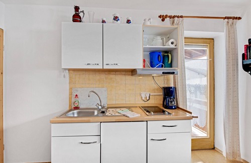 Gschwall Apartment | Cosy Holiday Apartment "Holzner Klein" with Balcony, Mountain View & Wi-Fi