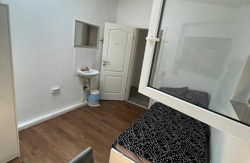 Aubing - Lochhausen - Langwied Resort | 150 m² Private room ∙ 1 bedroom ∙ 1 guest
