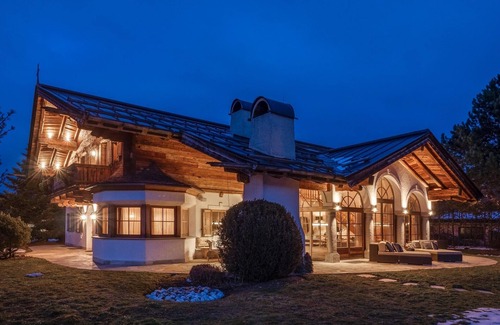 Sankt Johann in Tirol Villa | Exclusive Tyrolean Chalet near Ski lifts