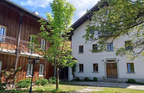 Bohmzwiesel Apartment | Ferienchalet mit großer überdachter Veranda mit Lounge Möbel
