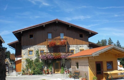 Teisendorf Apartment | Ferienwohnung EG, 50 m², separates Schlafzimmer 2 Pers., Du/WC, Liegewiese