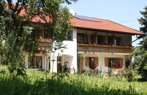 Grassau Apartment | Fewo Flieder 50 qm f. 1-2 Pers., Wohn-Schlafraum getrennt, Kochnische, eigene Sonnenterrasse.