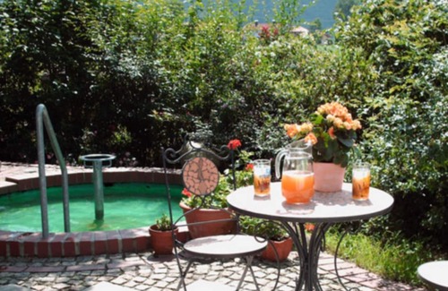 Grassau Apartment | Fewo Flieder 50 qm f. 1-2 Pers., Wohn-Schlafraum getrennt, Kochnische, eigene Sonnenterrasse.