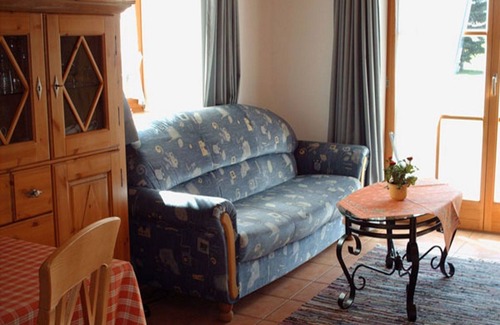 Grassau Apartment | Fewo Flieder 50 qm f. 1-2 Pers., Wohn-Schlafraum getrennt, Kochnische, eigene Sonnenterrasse.