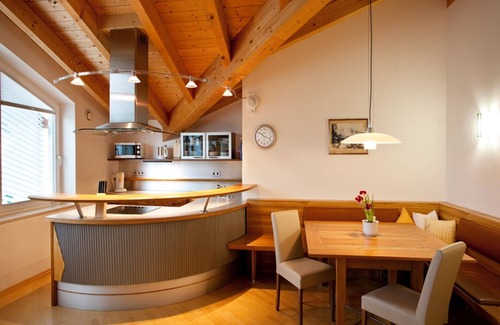 Bischofswiesen Apartment | Hochkalter für 2-4 Pers., ca. 120 m², 2 Schlafzimmer, Wohnzimmer mit integr. Küche, Bad mit Dampfdusche u. Whirlp
