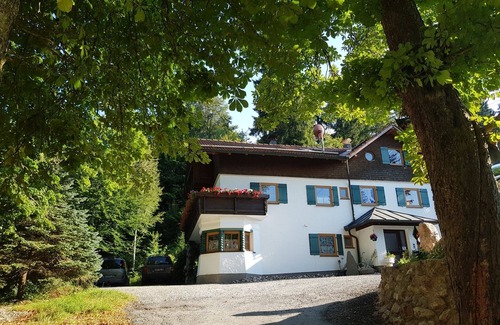 Rosshaupten Apartment | Idyllic villa in the forest, cozy apartment with balcony, near Füssen