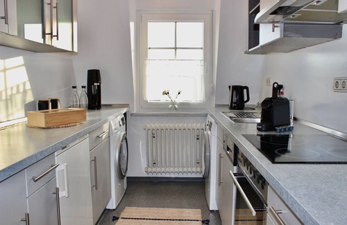Schweinfurt Apartment | Kingsize Boxspring Bed, Kitchen, Smart TV etc.