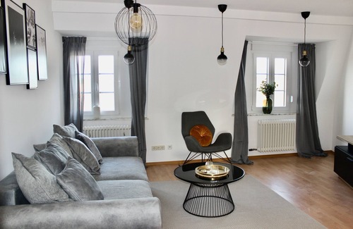 Schweinfurt Apartment | Kingsize Boxspring Bed, Kitchen, Smart TV etc.