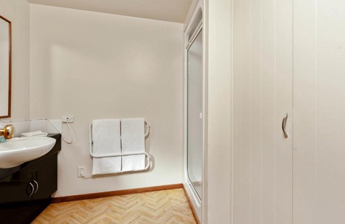 Kelvin Heights House | Lakefront Cottage - Queenstown Holiday Unit