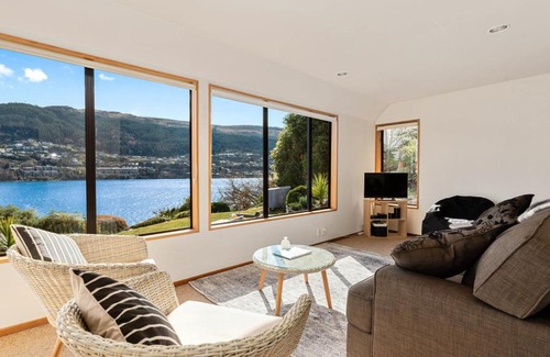Kelvin Heights House | Lakefront Cottage - Queenstown Holiday Unit