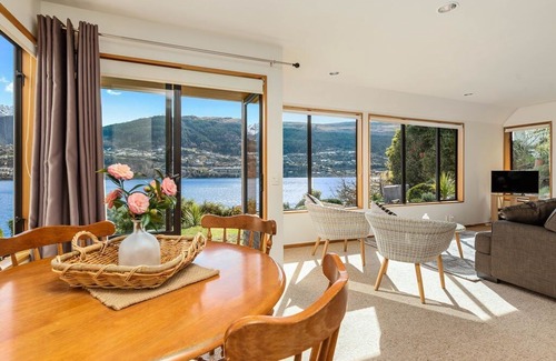 Kelvin Heights House | Lakefront Cottage - Queenstown Holiday Unit