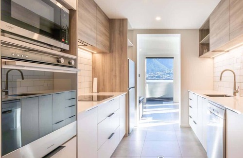Kelvin Heights House | Lakeside Escape | Lake and mountain views