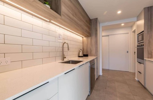 Kelvin Heights House | Lakeside Escape | Lake and mountain views
