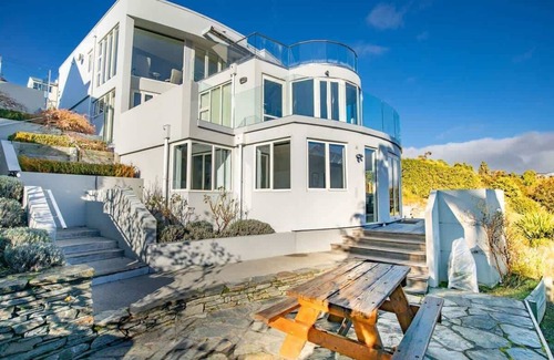 Kelvin Heights House | Lakeside Escape | Lake and mountain views
