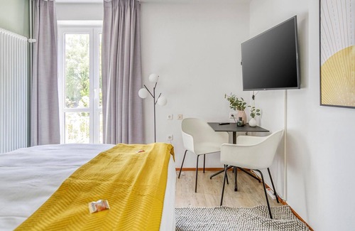 Munchen District Apartment | limehome Garching | Suite S + balcony