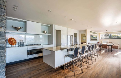 Fernhill Apartment | Lordens 1 | Lake Views, Hot Tub, A/C, Fireplace