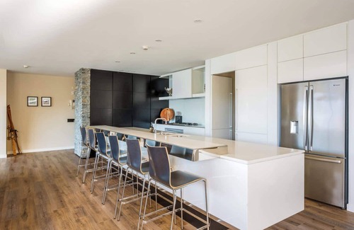 Fernhill Apartment | Lordens 1 | Lake Views, Hot Tub, A/C, Fireplace