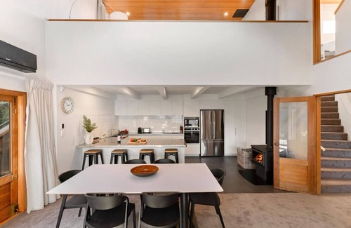 Sunshine Bay House | Luxury 4BR Home - Spa, Views & Pool Table