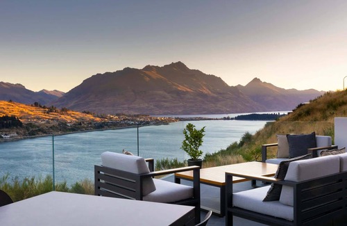 Frankton House | Luxury Villa | BBQ | Hot Tub | Free Parking | AC
