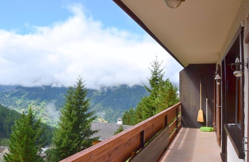 Saint-Luc Apartment | Outside : 3-room flat for 5 persons on the basement floor, balcony -Inside : 90 sqm, separate entran